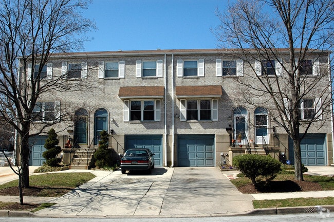Building Photo - Darby Townhouses