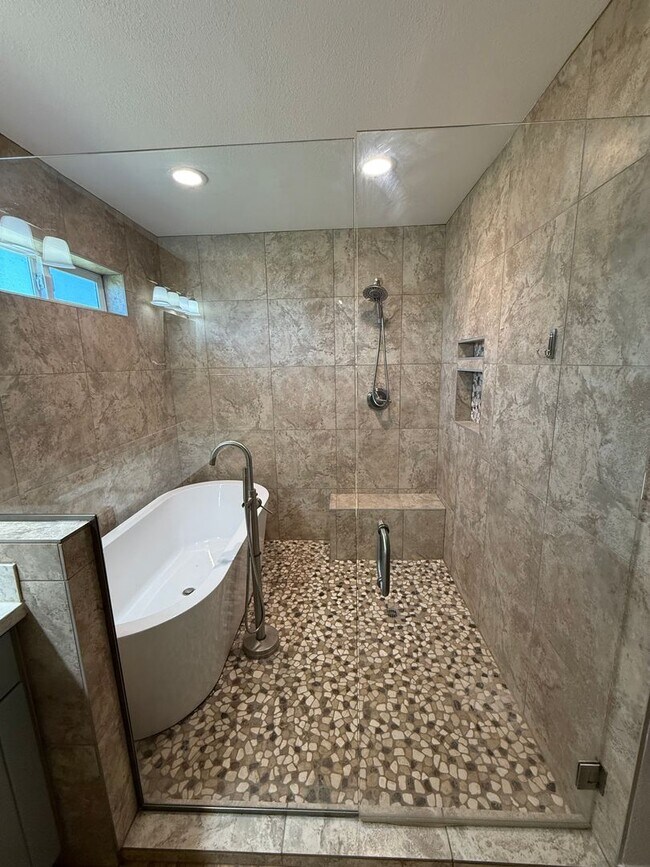 Building Photo - Luxury 4 Bedroom in Country Estates