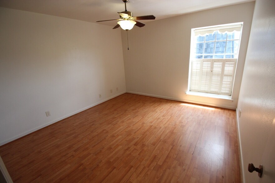 Building Photo - 8401 N New Braunfels Ave