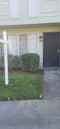 Building Photo - CONDO FOR RENT!