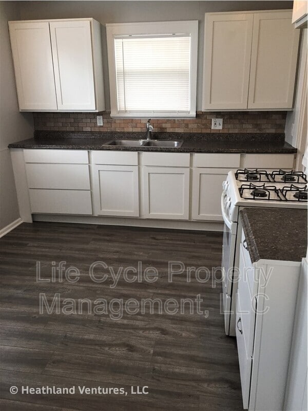 Building Photo - 549 32nd St SE