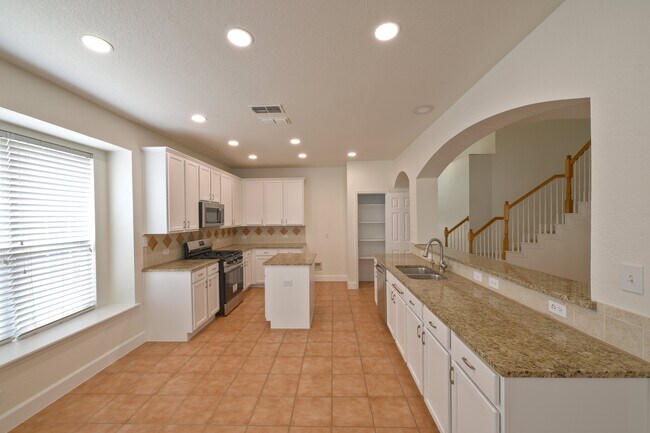 Building Photo - 3001 Claybrook Dr