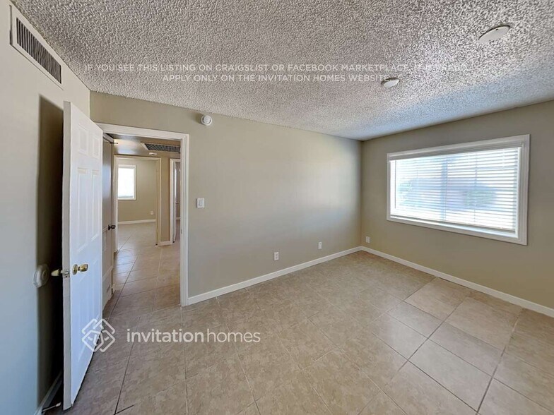 Building Photo - 2022 W Windrose Dr