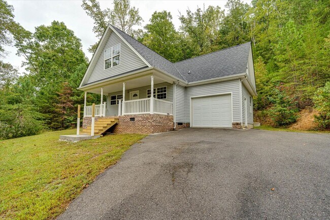 Building Photo - Charming 3-Bed / 2-Bath Home - Reduced Rat...