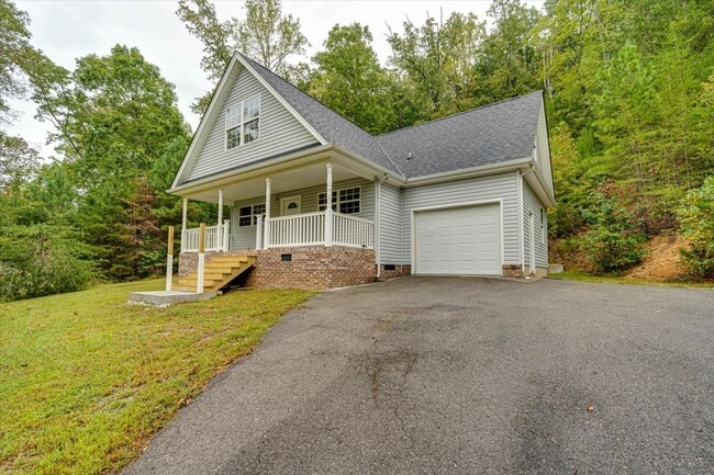 Building Photo - Charming 3-Bed / 2-Bath Home