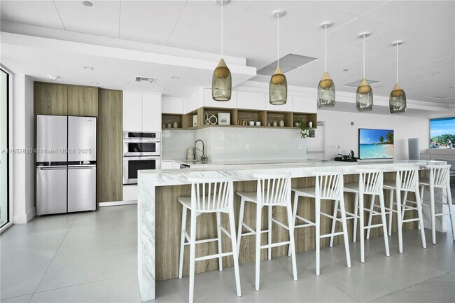 Building Photo - 5900 Collins Ave