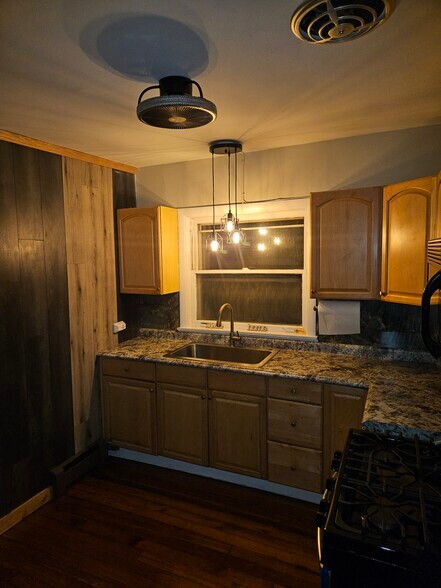 Building Photo - 6040 N Avondale Ave