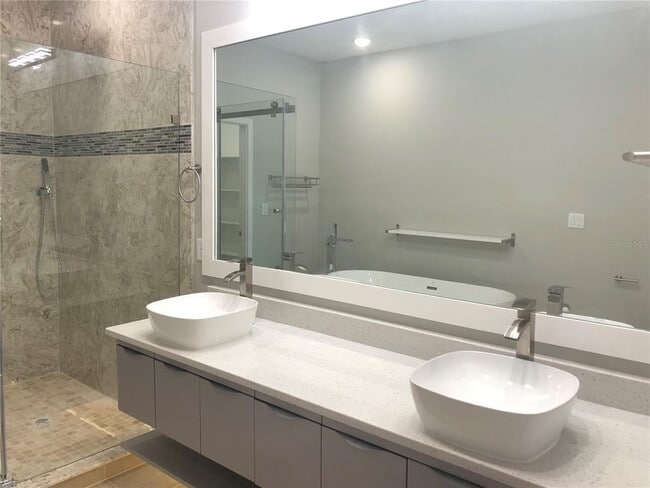 Building Photo - 1927 Greenbriar Ter