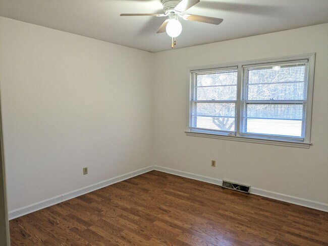 Building Photo - New listing in Mooresville!