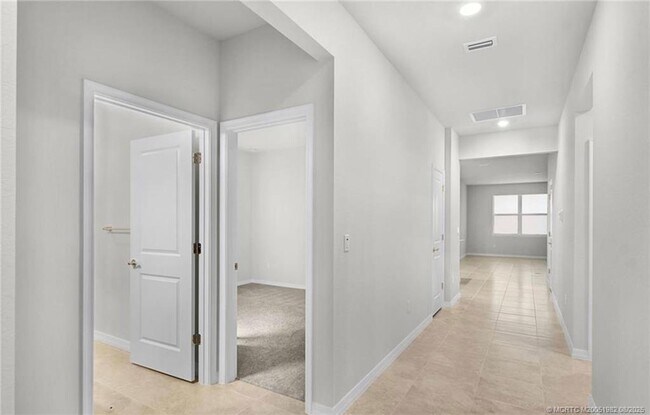 Building Photo - 10596 SW Morning Glory Dr