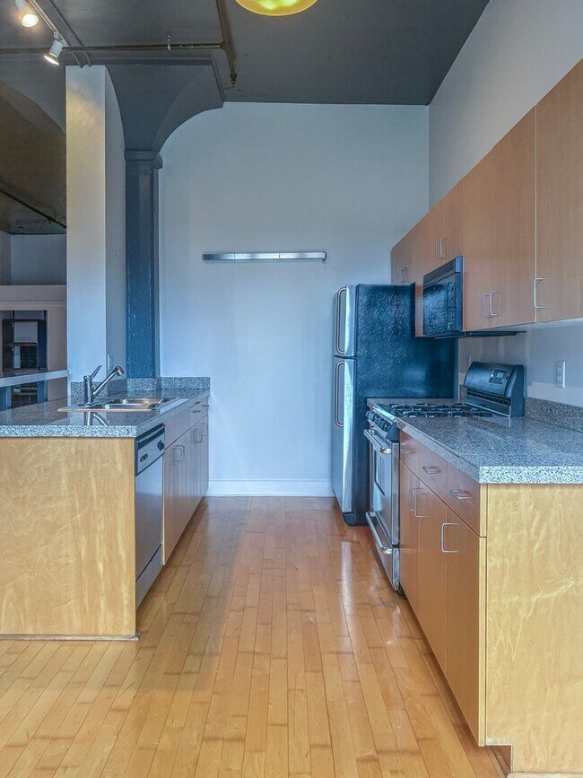 Building Photo - North Block Studio Available Now !!