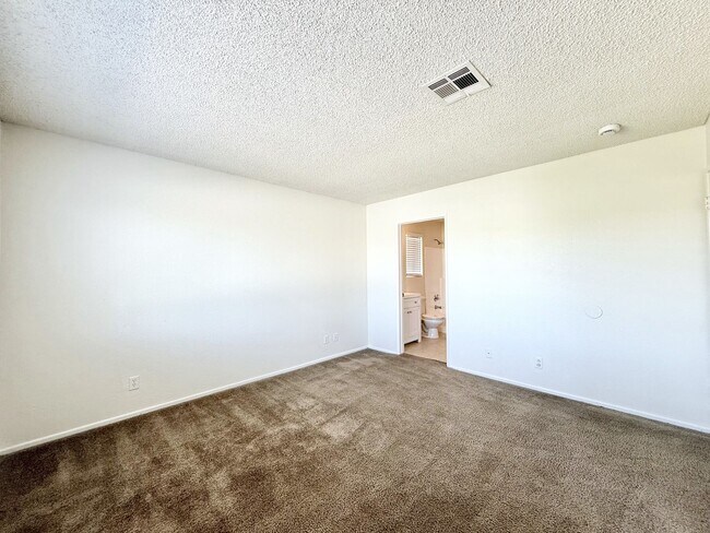 Building Photo - AVAILABLE NOW!! 3 Bedroom 2 Bathroom Upper Level Unit in Cathedral City!
