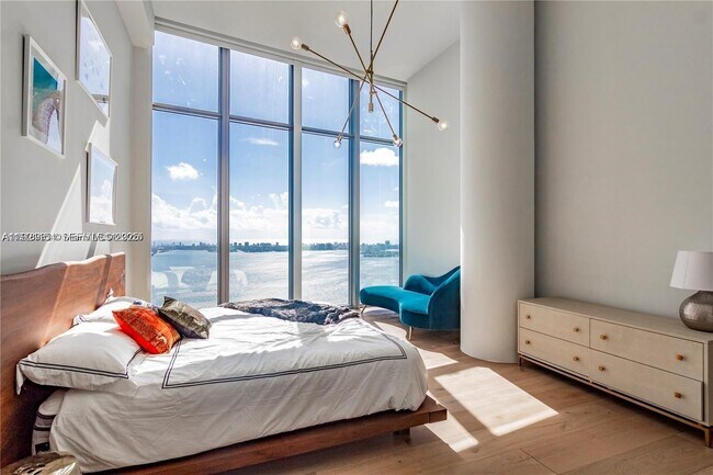 Building Photo - 2900 NE 7th Ave