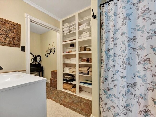 Building Photo - 683 Water View Dr