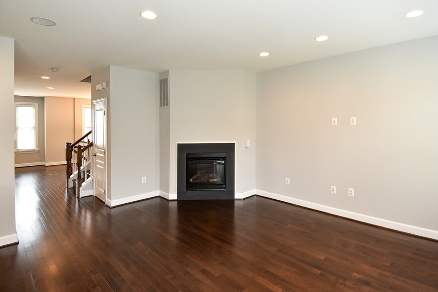 Building Photo - 2602 S Kenmore Ct