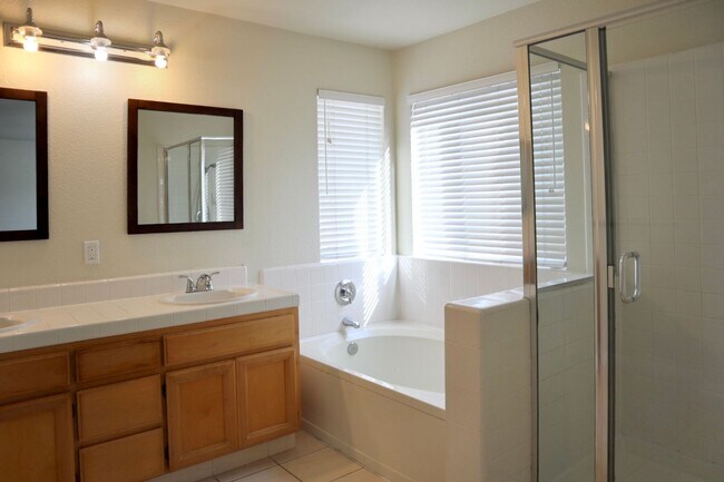 Building Photo - Beautiful 5-Bedroom Home in the Northgate ...