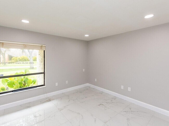 Building Photo - 741 E Plantation Cir