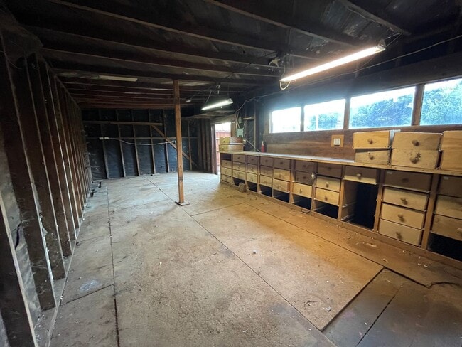 Building Photo - 3 Bedroom, 2 Bath Home On Quiet Street