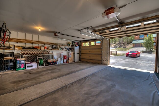 Building Photo - Ski Season Rental! Beautiful home near bus...