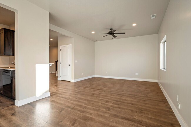 Building Photo - 3 Bed 2.5 Bath Townhome off Main Street