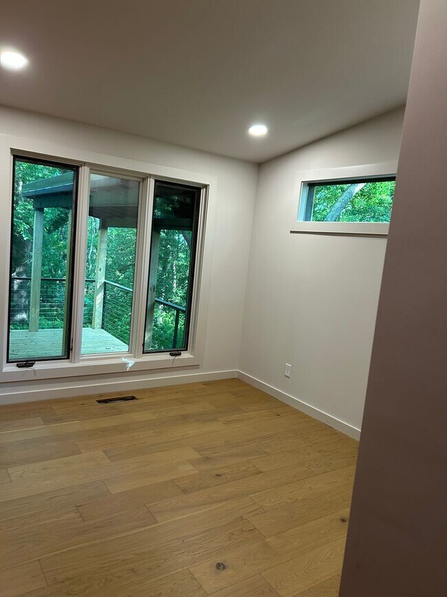 Building Photo - UNFURNISHED Beautiful Large Home Available...