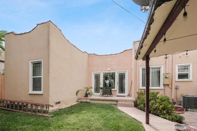 Building Photo - 517 E Chestnut St