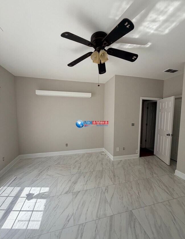 Building Photo - Spacious 4-bedroom house with fenced, FENCED backyard, Master on Main. Plus BONUS Room