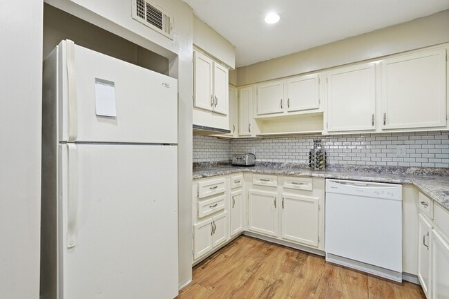 Building Photo - 2222 Bacon Park Dr