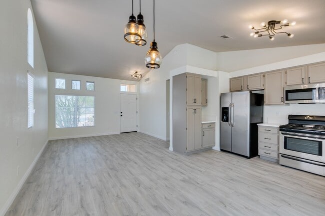 Building Photo - Fully upgraded 3 bedroom house on large lo...