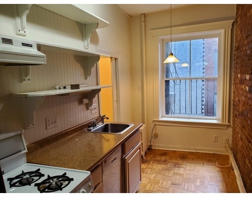 Building Photo - 27 Temple St