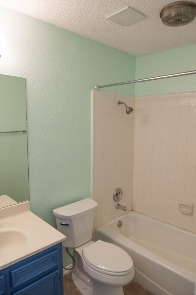 Building Photo - 1002 Cresswell Dr