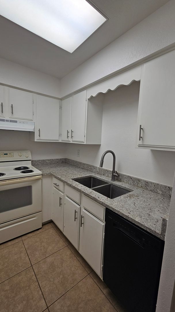 Building Photo - Winterhaven Small Apartment Community, Rem...