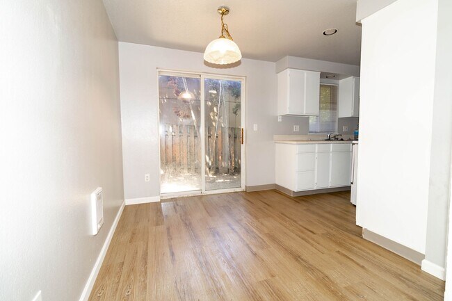 Building Photo - Large 2 bed 1.5bath townhouse