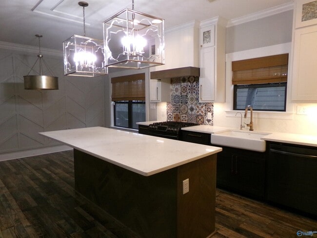 Building Photo - 505 Oshaughnessy Ave NE