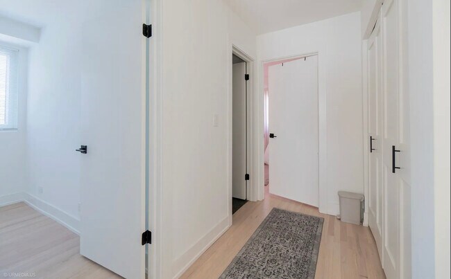 Building Photo - 924 W Wrightwood Ave