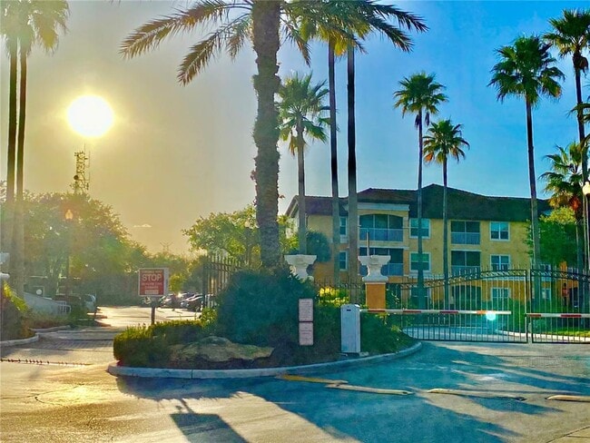 Building Photo - 5479 Vineland Rd