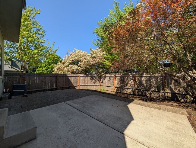 Building Photo - Beautiful 3-Bedroom, 2.5-Bath Home In River Road Area of Eugene!