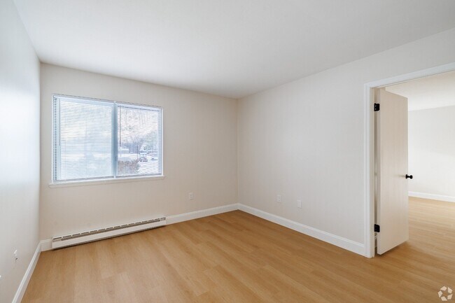 Building Photo - 2 Meadowbrook Cir