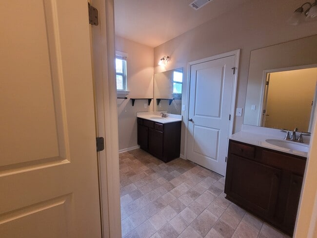 Building Photo - 1207 Silvercrest Ct SW