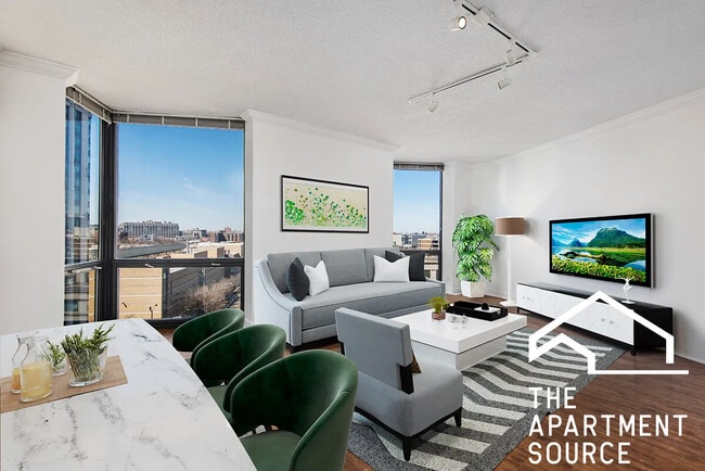 Building Photo - 1120 N La Salle Dr