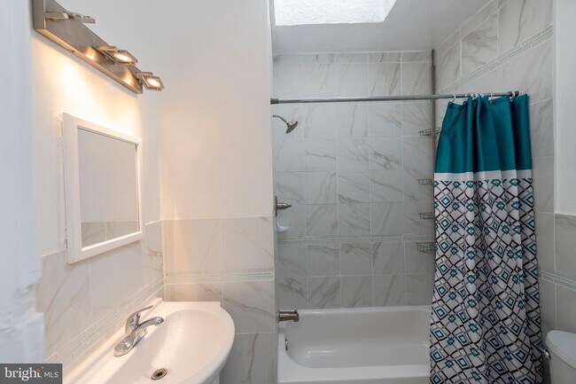 Building Photo - 3317 W Garrison Ave