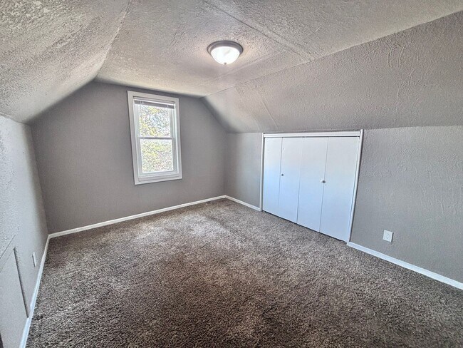 Building Photo - Spacious 3 Bed Home with Enclosed Porch & Detached Garage