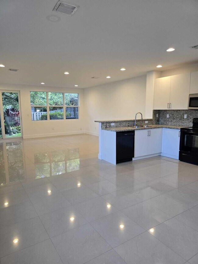 Building Photo - Southwest 9th Street, Fort Lauderdale, FL 33315 - 3 BR 3.5 BA townhouse