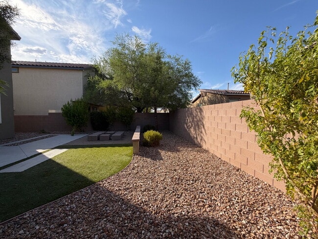 Building Photo - 4 BED 2.5 BATH 2 CAR GARAGE SINGLE FAMILY HOME W/ FULLY LANDSCAPED BACKYARD. THIS WAS FORMER MODE...