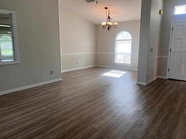Building Photo - 3BD/2BA