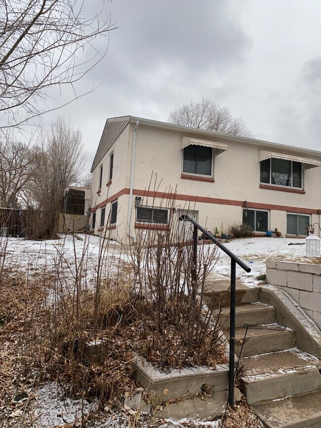 Building Photo - "Charming 2-Bed Duplex Retreat in Englewood – Cozy Living with 966 Sq Ft of Comfort!"