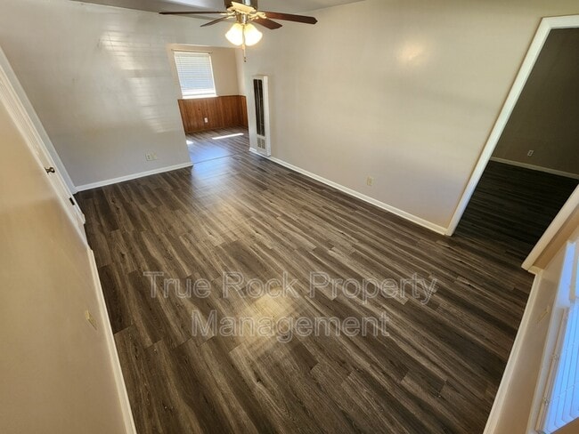 Building Photo - 933 Crestview Ave