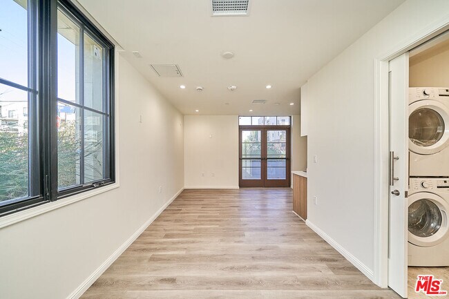 Building Photo - 951 S Wilton Pl