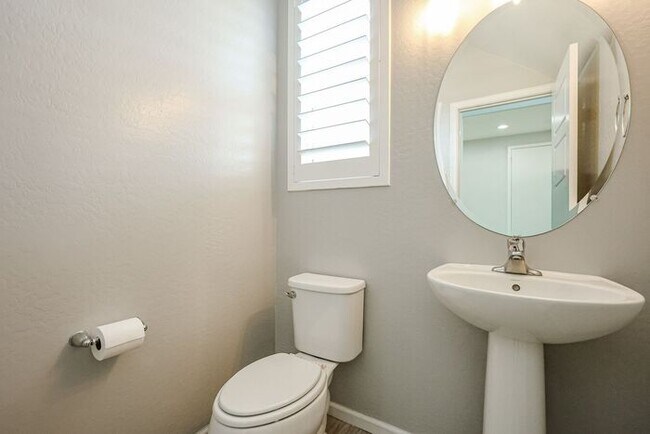 Building Photo - Beautiful 5bedrooms-2Baths Modern Style Home!