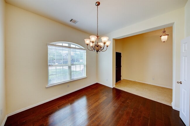 Building Photo - 606 Dunlavy Ln